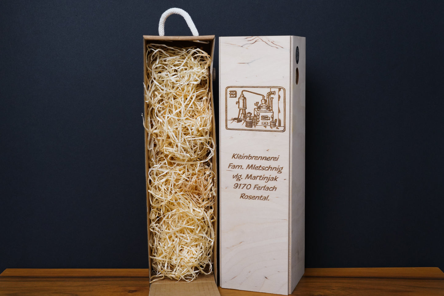 Geschenkbox mit Henkel und Holzknopf 0.5L