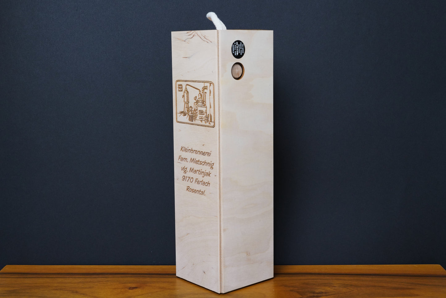 Geschenkbox mit Henkel und Holzknopf 0.5L